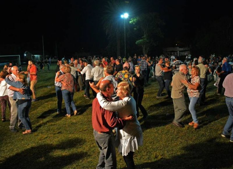 Los arequeros, a pleno baile.