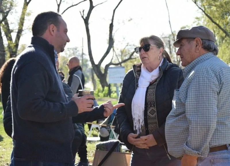 El intendente municipal Francisco Ratto, recorrió los stand, habló con los vecinos y escuchó a los artesanos.