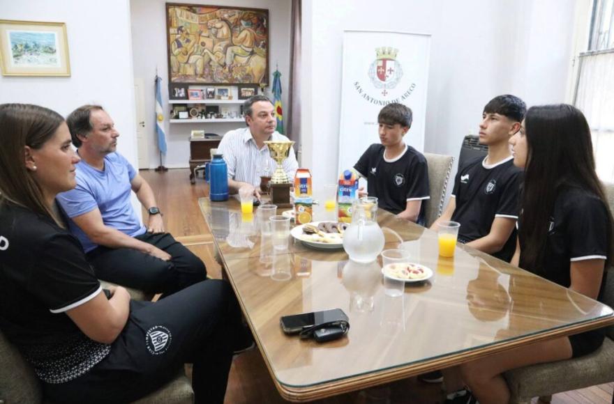 Francisco Ratto recibió en su despacho a los deportistas que brillaron en la etapa final del certamen.