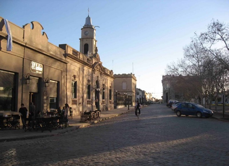 La Municipalidad de San Antonio de Areco continúa trabajando en las calles de la ciudad para una mejor transitabilidad.