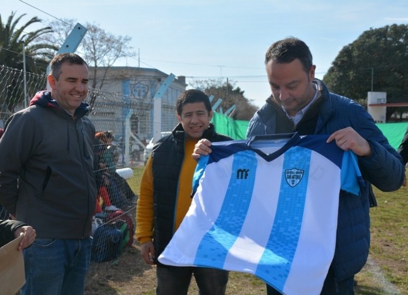 La Municipalidad de San Antonio de Areco, junto a la directora de Deportes disfrutamos del torneo organizado por el Club San Antonio.