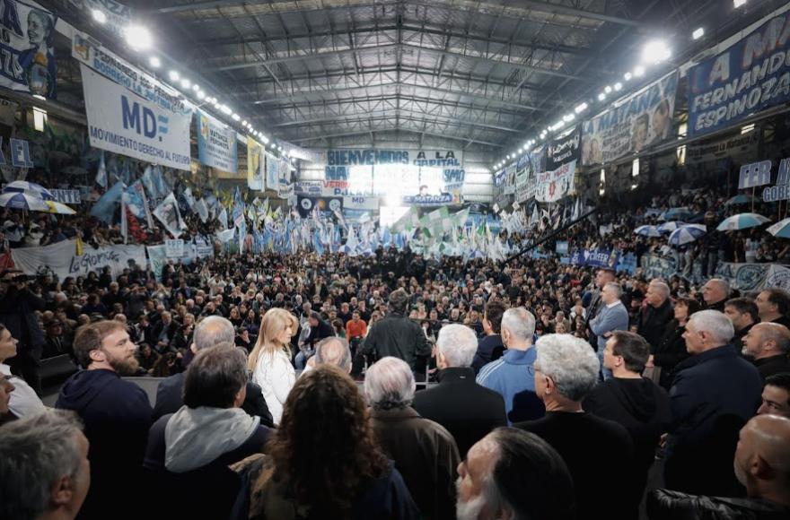 Axel Kicillof, Verónica Magario y Fernando Espinoza encabezaron el acto.