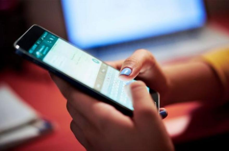 Se recomienda no brindar información personal ante contactos sospechosos y evitar abrir enlaces enviados por WhatsApp, aun cuando aparenten ser confiables.