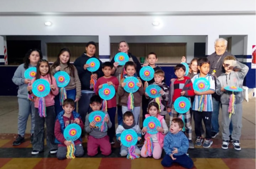 Familias de Villa Lía participaron de un taller de arte reciclado