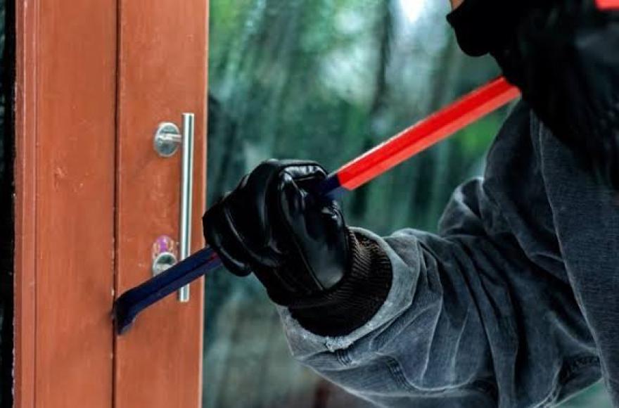 Investigan un robo a una familia en el barrio Golf