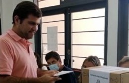 El candidato a concejal Leonardo "Nano" Perea emitió su voto