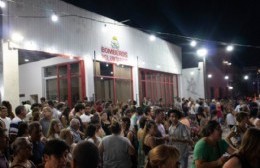 La Noche del Bombero se celebró con un gran baile popular