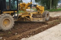 Avanzan las obras en la ciudad: comenzó el mantenimiento en la colectora de la Ruta Nacional 8