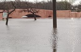 El río superó los 3,5 metros y se mantiene el alerta por lluvias y vientos
