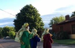 Los Reyes Magos se preparan junto a los camellos para recorrer la ciudad