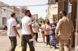 Ante las altas temperaturas salió Defensa Civil a entregar agua a los vecinos