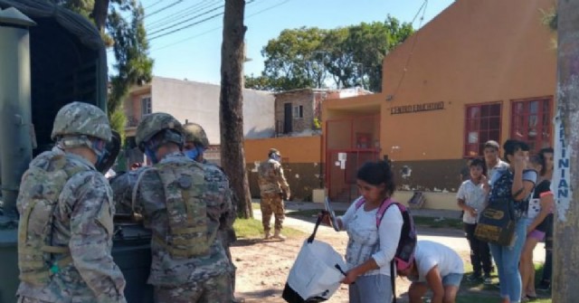 El Ejército Argentino entregó viandas en distintos barrios de Areco
