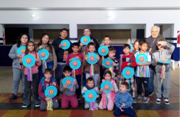 Familias de Villa L&iacute;a participaron de un taller de arte reciclado