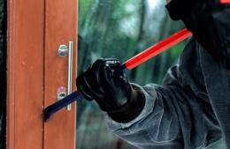 Investigan un robo a una familia en el barrio Golf
